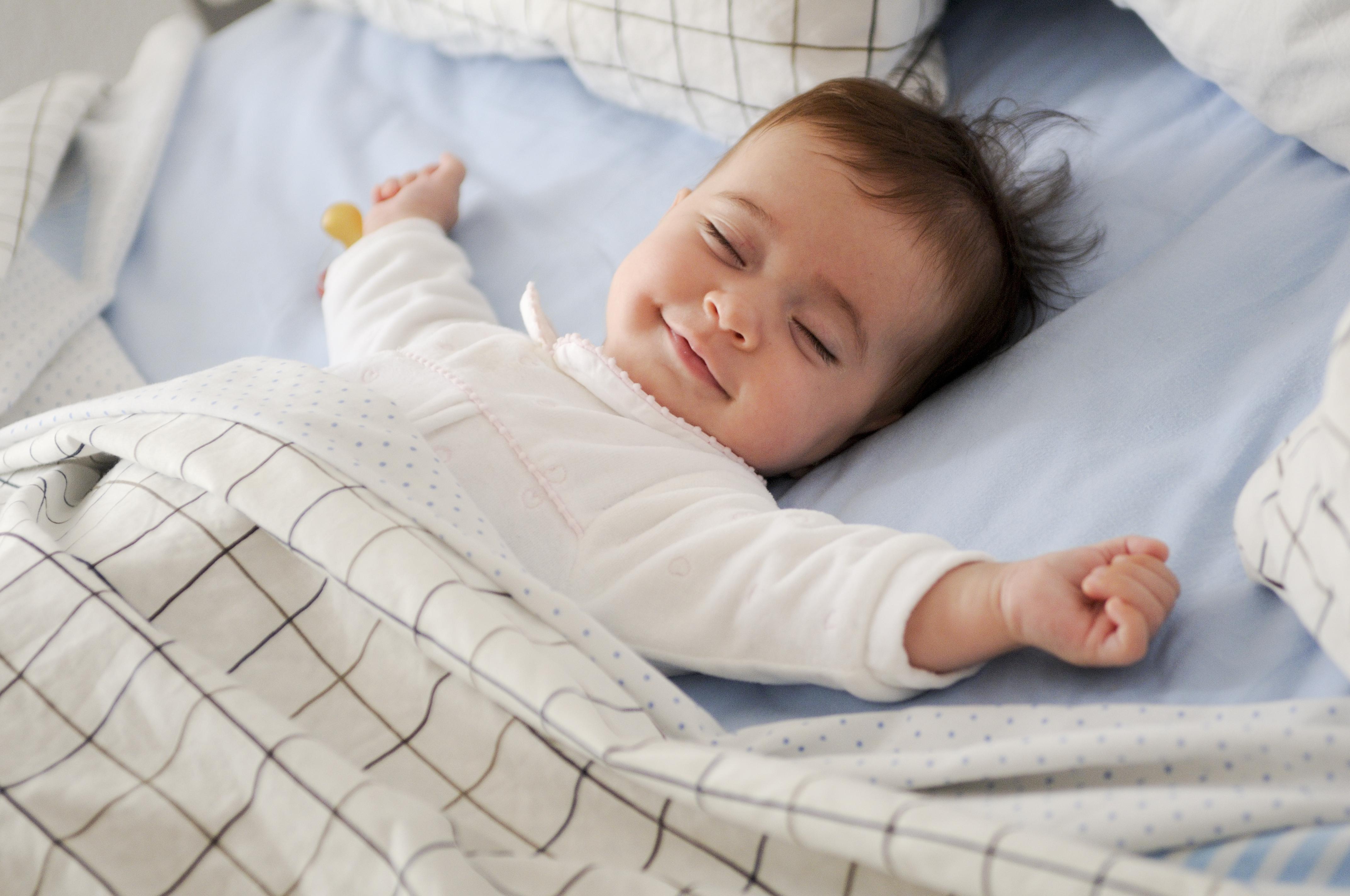 Giấc ngủ của trẻ sơ sinh là một yếu tố cực kỳ quan trọng trong quá trình phát triển của bé. Cùng xem bức ảnh đáng yêu này và khám phá những cách thức đơn giản nhưng hiệu quả để giúp bé có giấc ngủ ngon và sâu hơn.